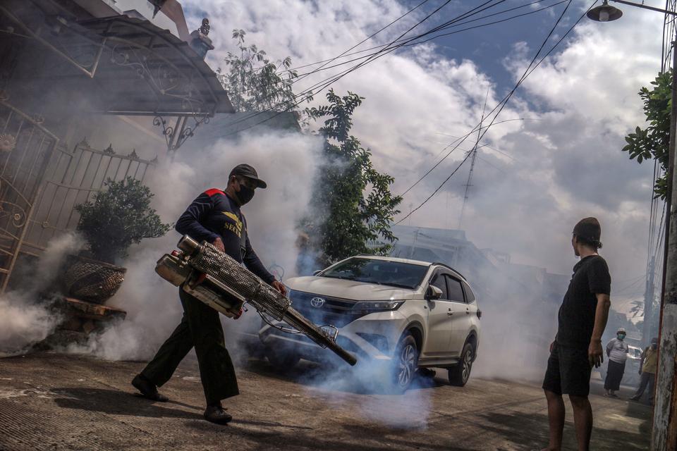 Petugas melakukan fogging atau pengasapan di kawasan permukiman, Depok, Jawa Barat, Sabtu (20/1/2024). Pengasapan yang dilakukan Dinkes Kota Depok tersebut guna mencegah penyebaran penyakit Demam Berdarah Dengue (DBD) yang disebabkan oleh gigitan nyamuk 