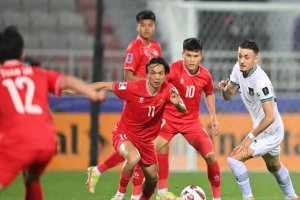 Pesepakbola Timnas Indonesia Ivar Jenner berebut bola dengan pesepakbola Vietnam Nguyen Tuan Anh dan Pham Tuan Hai pada laga kedua penyisihan grup D P