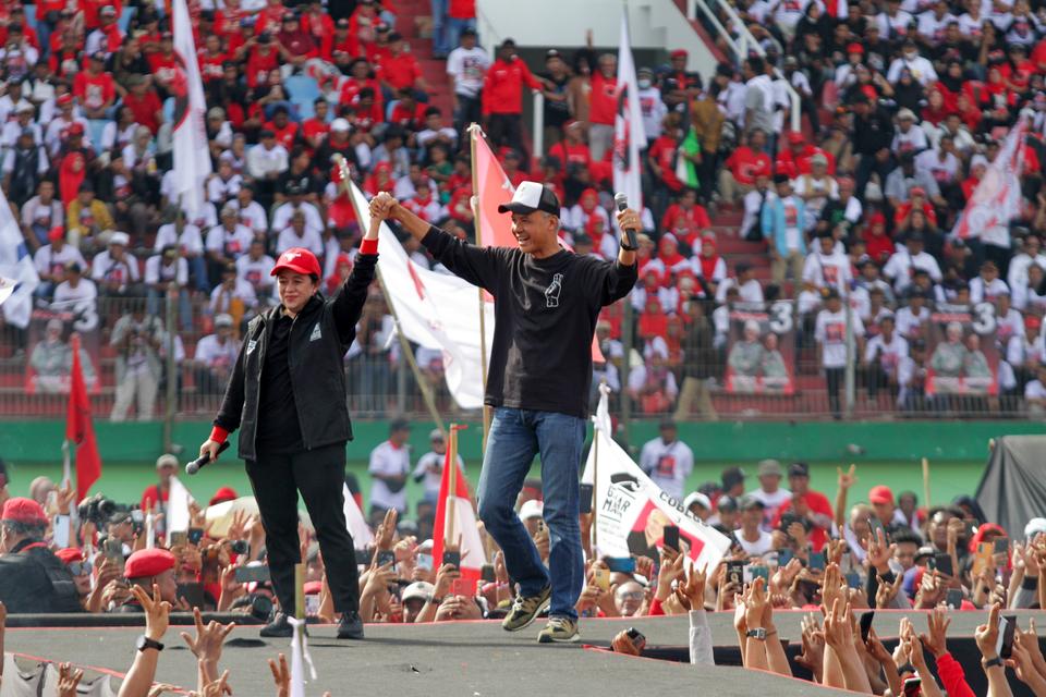 Calon presiden nomor urut 3 Ganjar Pranowo (kanan) bersama Ketua DPP PDI Perjuangan Puan Maharani (kiri) menghadiri kampanye terbuka bertajuk Hajatan Rakyat di Stadion Gelora Delta Sidoarjo, Jawa Timur, Minggu (21/1/2024). 