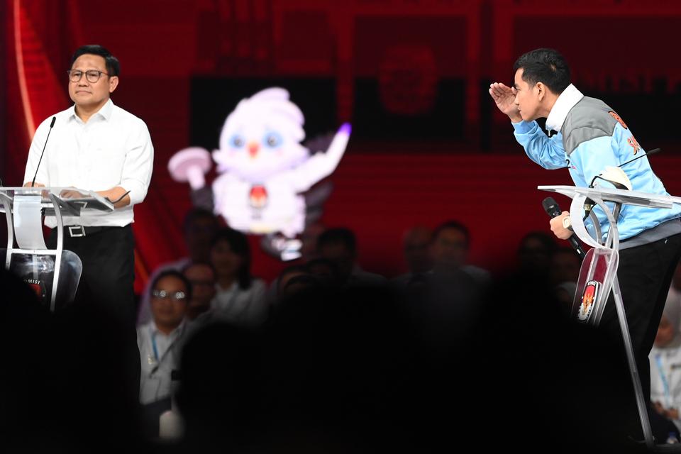 Cawapres nomor urut 2 Gibran Rakabuming Raka (kanan) menyampaikan pandangannya saat Debat Keempat Pilpres 2024 di Jakarta Convention Center (JCC), Jakarta, Minggu (21/1/2024). 