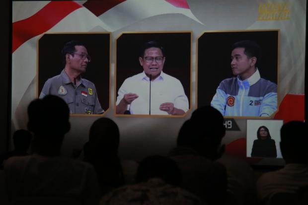 Tim Pemenangan Anies-Muhaimin (AMIN) nonton bareng (nobar) Debat Keempat Pilpres 2024 di Kantor DPW Nasdem Maluku Utara, Kota Ternate, Maluku Utara, Minggu (21/1/2023). Debat Keempat Pilpres 2024 mengangkat tema terkait pembangunan berkelanjutan, sumber d