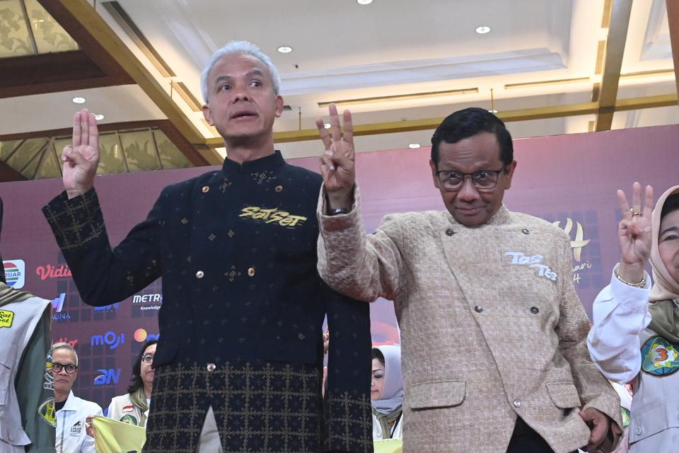 Capres-cawapres nomor urut 3 Ganjar Pranowo (kiri) dan Mahfud MD (kanan) usai Debat Keempat Pilpres 2024 di Jakarta Convention Center (JCC), Jakarta, Minggu (21/1/2024). 