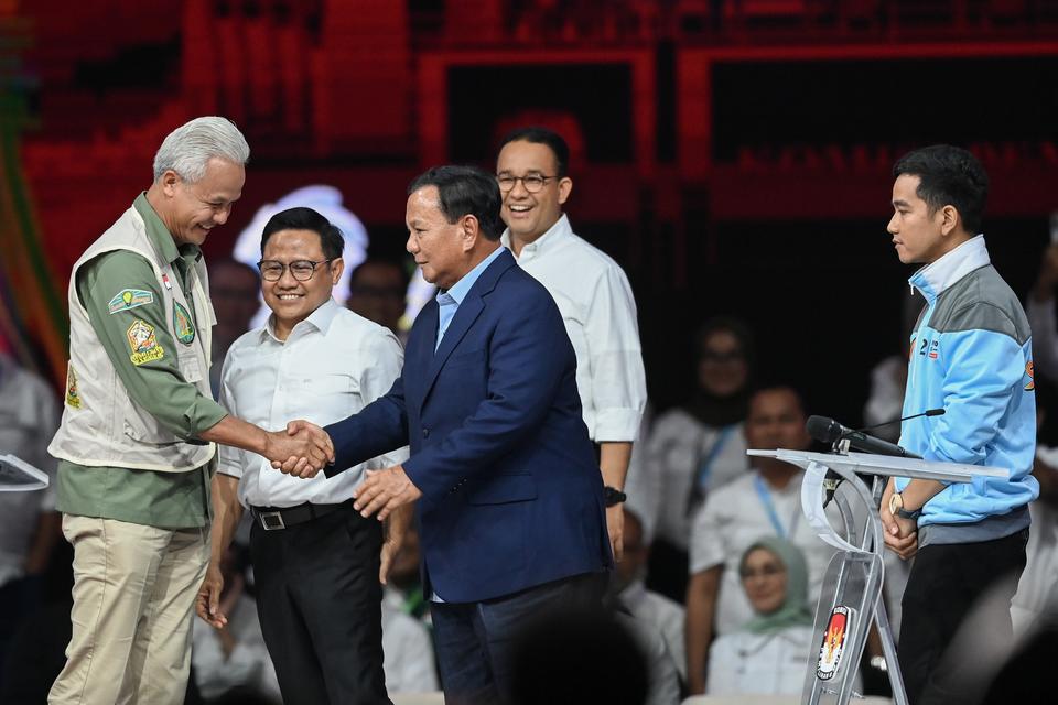 Capres-cawapres saling bersalaman usai Debat Keempat Pilpres 2024 di Jakarta Convention Center (JCC), Jakarta, Minggu (21/1/2024).