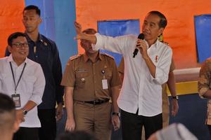 Presiden Jokowi serahkan bantuan beras di Temanggung