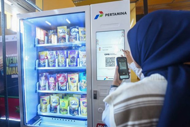 Pertamina dan KAI meluncurkan vending machine untuk produk UMKM di stasiun Gondangdia, Jakarta Pusat.