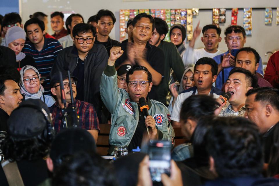 Calon wakil presiden nomor urut 3 Mahfud MD (tengah) di Kedai Borjuis, Semarang, Jawa Tengah, Selasa (23/1/2024). 
