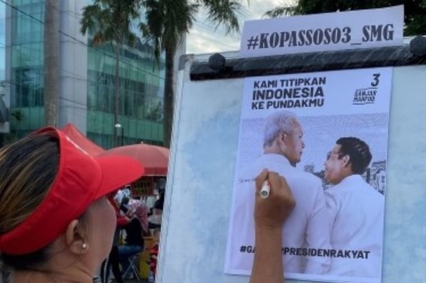 Relawan pasangan Calon Presiden (Capres) dan Calon Wakil Presiden (Cawapres) nomor urut 03, mengajak warga berpartisipasi menuliskan berbagai harapan mereka di Poster Ganjar-Mahfud yang bertuliskan “Kami Titipkan Indonesia ke Pundakmu”, Minggu (21/1).