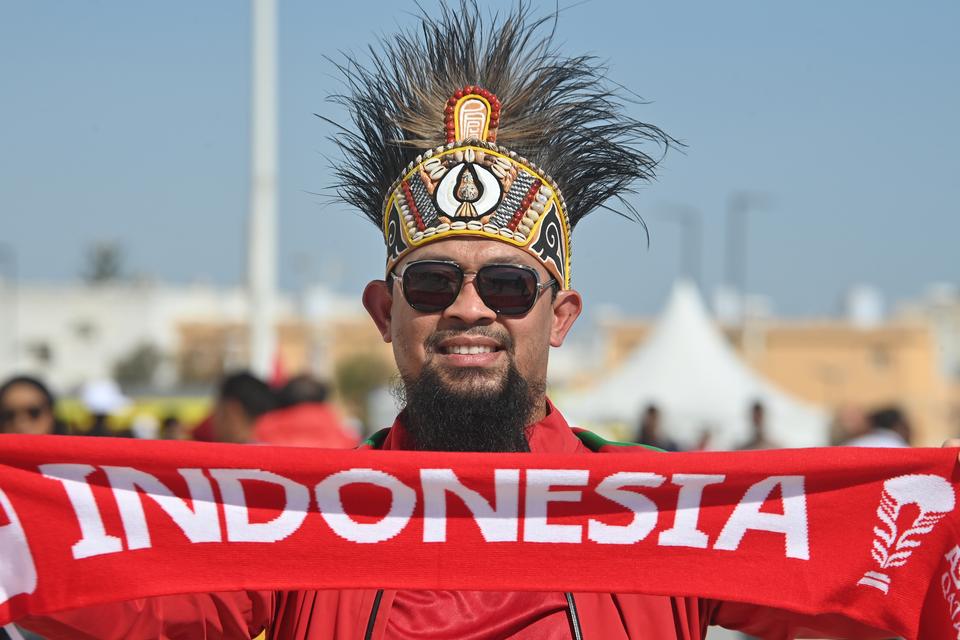 Suporter Indonesia bersiap masuk stadion untuk memberi dukungan kepada Timnas Indonesia yang akan bertanding melawan Timnas Jepang pada pertandingan penentu grup D Piala Asia 2023 di Stadion Al Thumama, Doha, Qatar, Rabu (24/1/2024).