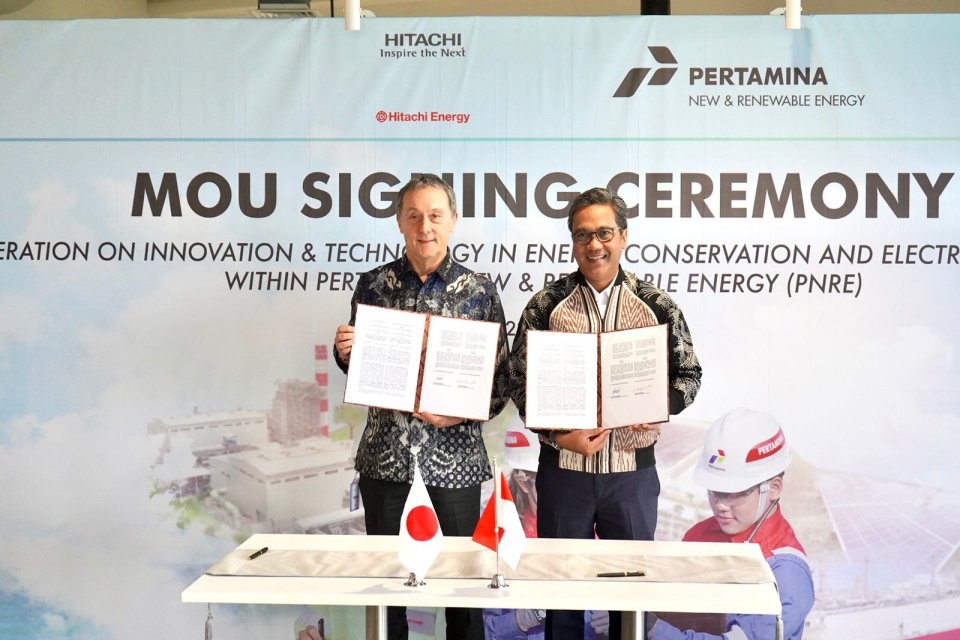  CEO Pertamina NRE Dannif Danusaputro dan Country Managing Director Hitachi Energy Indonesia Predrag Grupkovic melakukan penandatangan kerja sama pengembangan konservasi energi dan ketenagalistrikan, Senin (22/1).