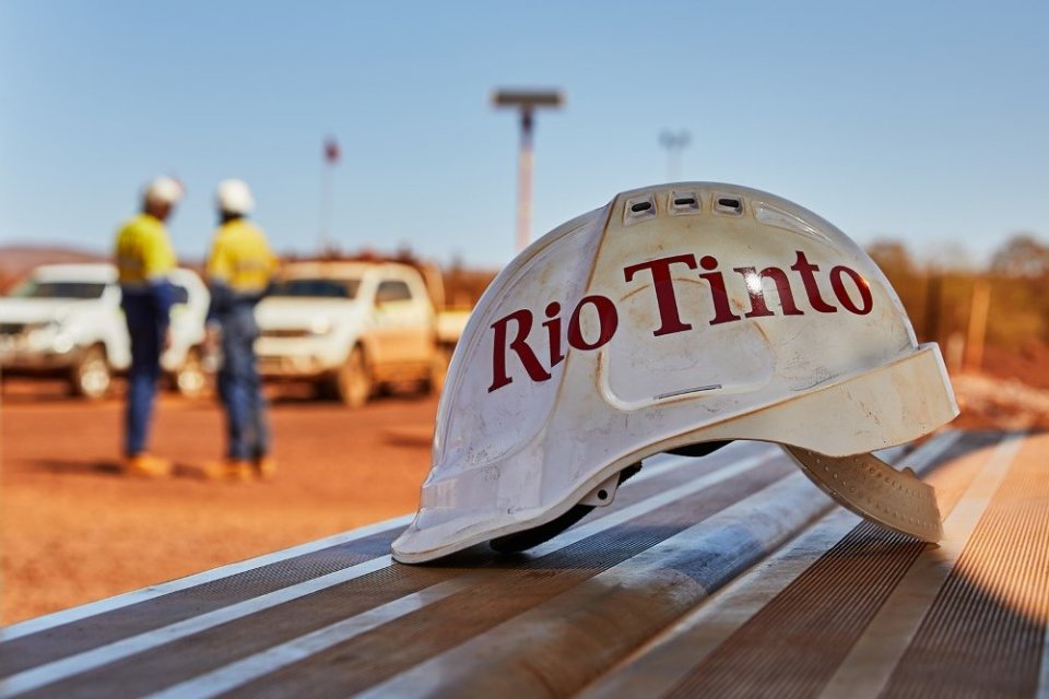 Rio Tinto, mengumumkan sebuah kesepakatan untuk membeli tenaga listrik dari pembangkit listrik tenaga surya (PLTS) baru di Queensland yang akan digunakan dalam produksi alumunium hijau.