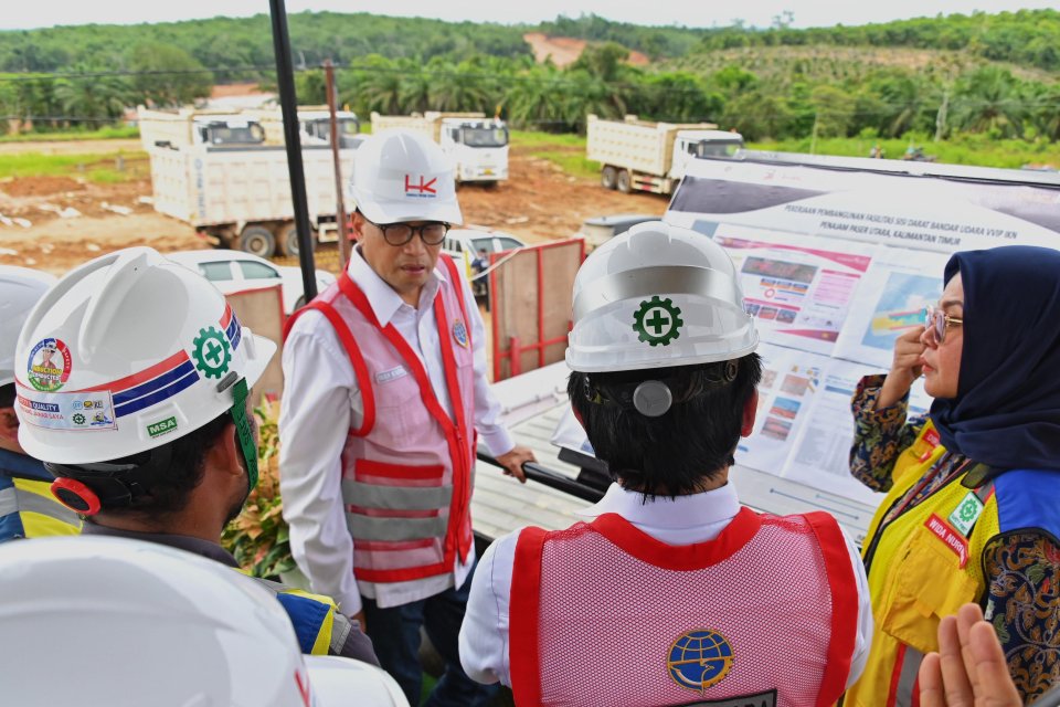 Menteri Perhubungan Budi Karya Sumadi meninjau lokasi pembangunan Bandara IKN di Kalimantan Timur, Rabu (24/1).