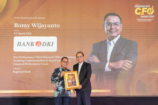 Direktur Keuangan & Strategi Bank DKI Romy Wijayanto (kiri) menerima penghargaan sebagai Best Performance Chief Financial Officer in Strategy Roadmap Implementation to Reach Sustainable Financial Performance Goals, (Category: Regional Bank), pada acara Wa