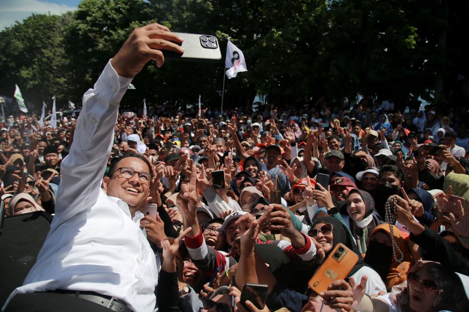 Calon presiden nomor urut 1 Anies Baswedan berswafoto bersama pendukungnya saat menghadiri kampanye akbar di Kota Ternate, Maluku Utara, Jumat (26/4/2024). Anies mengajak ribuan pendukungnya untuk memilih paslon nomor urut 1 pada tanggal 14 Februari 2024 