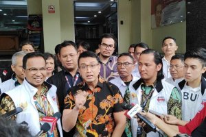 Aiman Witjaksono (batik hitam oranye) saat ditemui di Polda Metro Jaya, Jumat (26/1)