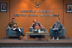 Direktur Lelang DJKN, Joko Prihanto (kiri) dalam media briefing di Kantor Pusat DJKN Jakarta pada Kamis (25/1). 