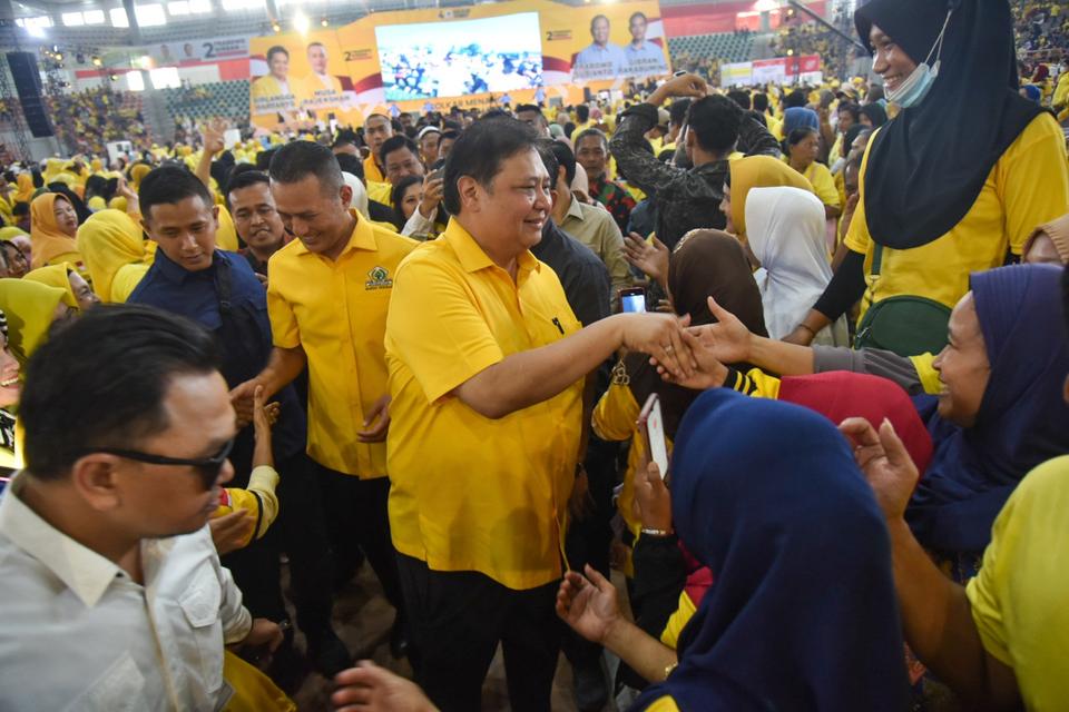 Menteri Koordinator Bidang Perekonomian Airlangga Hartarto menyapa anggota partai Golkar saat konsolidasi Partai Golkar di Medan, Sumatera Utara, Sabtu (27/1/2024). 