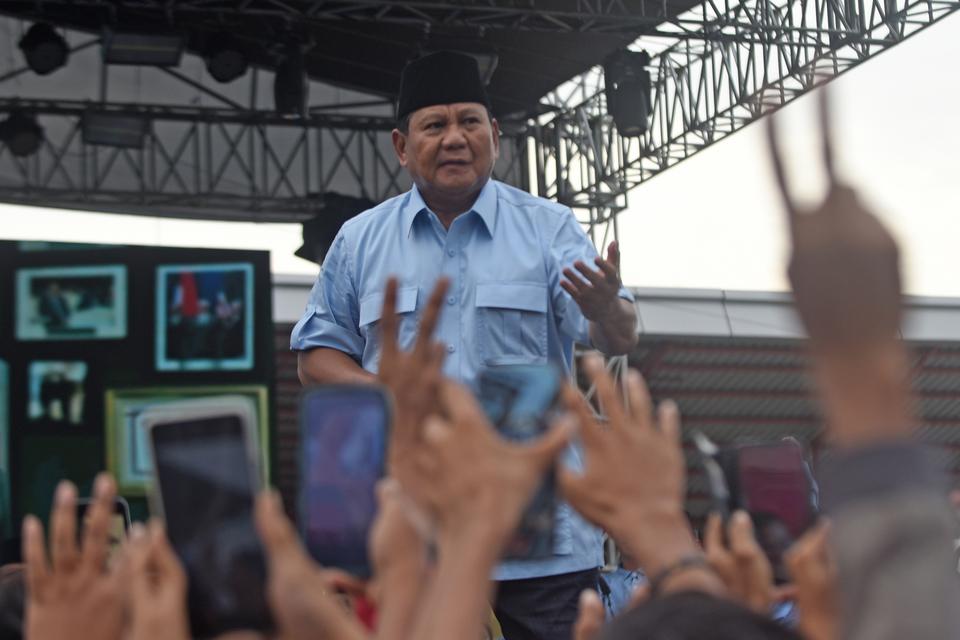 Calon presiden nomor urut 2 Prabowo Subianto mengajak joget para pendukungnya saat menghadiri kampanye di Stadion Maulana Yusuf, Serang, Banten, Sabtu (27/1/2024). Disela-sela kampanye Prabowo menerima dukungan dari sejumlah relawan santri dan ulama Bante
