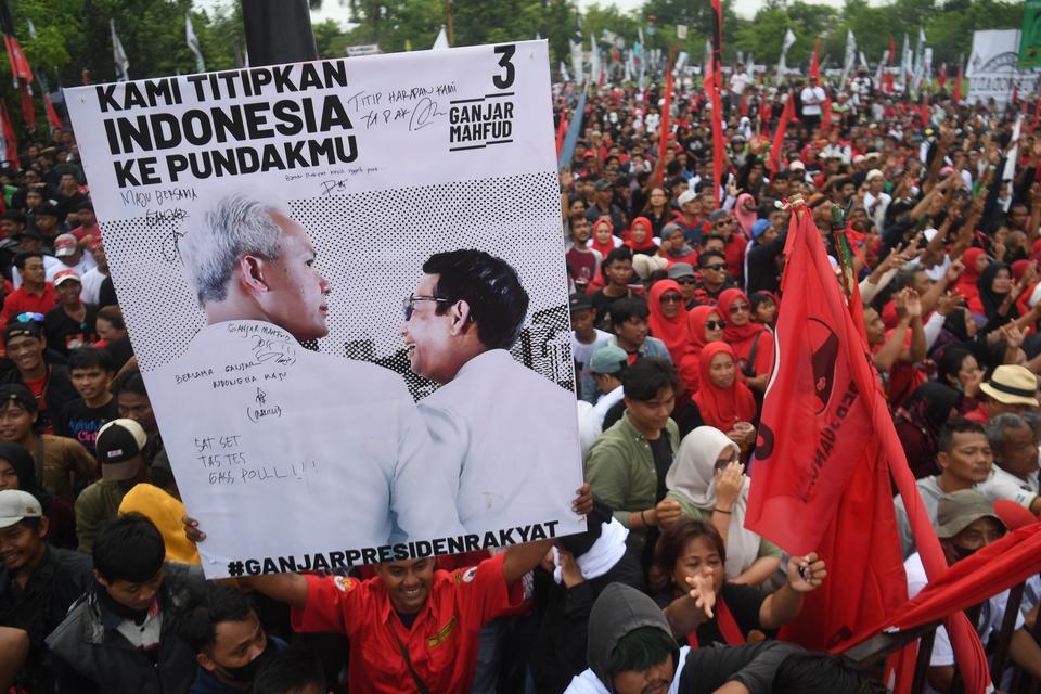 Ribuan simpatisan mengikuti kampanye terbuka Calon presiden nomor urut 3 Ganjar Pranowo bertajuk Hajatan Rakyat di Alun-Alun Wates, Kulon Progo, Yogyakarta, Minggu (28/1/2024). 