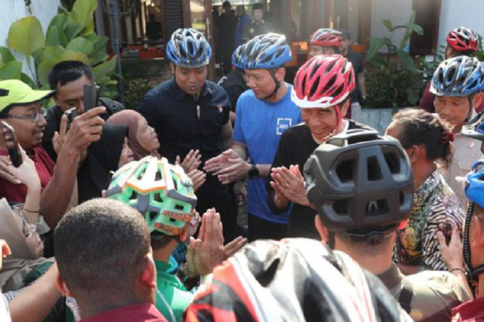 Presiden Jokowi dan Ketua Umum Partai Demokrat Agus Harimurti Yudhoyono (AHY) menyapa warga usai bersepeda bersama di Yogyakarta, Minggu (28/1/2024).