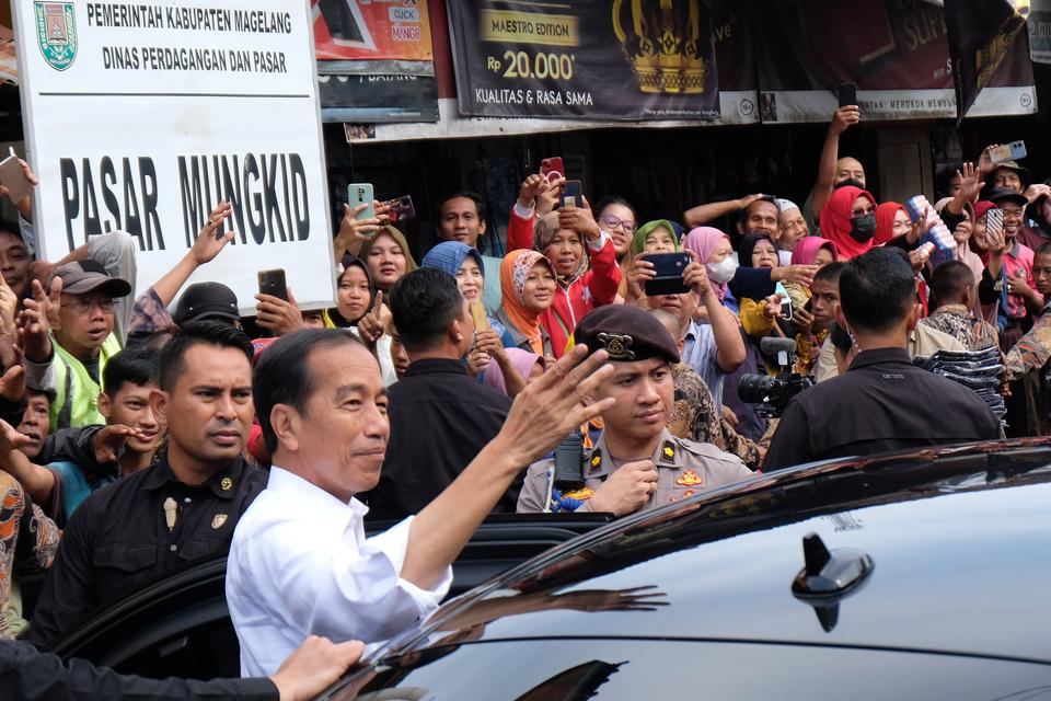 Presiden Joko Widodo (kiri) menyapa warga saat mengunjungi Pasar Mungkid, Magelang Jawa Tengah, Senin (29/1/2024). Dalam kunjungannya, Presiden Jokowi berdialog dengan sejumlah pedagang sekaligus memantau harga sembako.