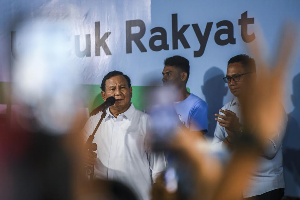 Calon presiden nomor urut 2 Prabowo Subianto memberikan sambutan saat deklarasi dukungan dari Bakti untuk Rakyat di jalan Kertanegara, Jakarta Selatan, Senin (29/1/2024). Relawan Bakti untuk Rakyat mendeklarasikan dukungan dan akan memenangkan dalam satu 