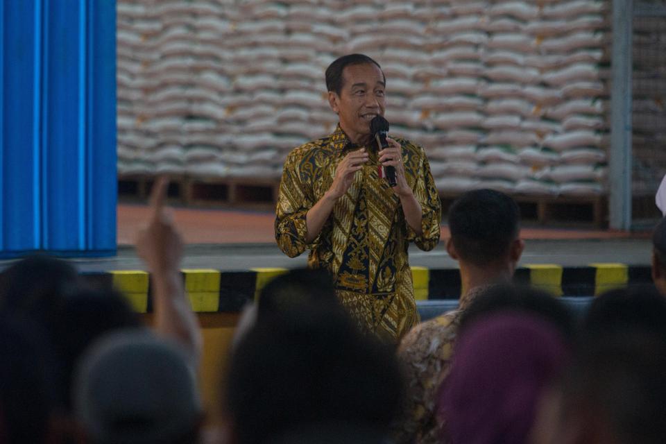 Presiden Joko Widodo berdialog dengan warga saat mengunjungi gudang Bulog DIY di Kalasan, Sleman, D. I Yogyakarta, Senin (29/1/2024). Dalam kunjungannya, Presiden Jokowi menyalurkam bantuan sembako kepada masyarakat.