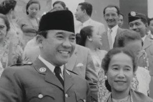 Ilustrasi, duta besar perempuan pertama Indonesia, Laili Roesad, berfoto bersama Presiden Soekarno.