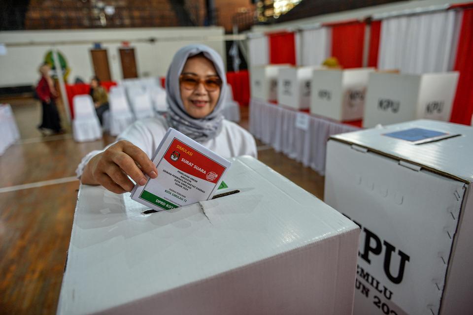 Warga mengikuti simulasi pemungutan suara di GOR Saparua, Bandung, Jawa Barat, Selasa (30/1/2024). KPU Kota Bandung menggelar simulasi pemungutan suara dan penghitungan suara secara waktu sebenarnya pada Pemilu pemungutan suara Pemilu 2024 yang diikuti ol
