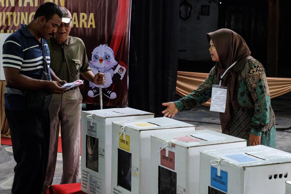Warga dibantu petugas mengikuti simulasi pemantapan pemungutan dan penghitungan suara Pemilu 2024 di Tempat Pemungutan Suara (TPS) 3 Baluwarti, Pasar Kliwon, Solo, Jawa Tengah, Selasa (30/1/2024). 