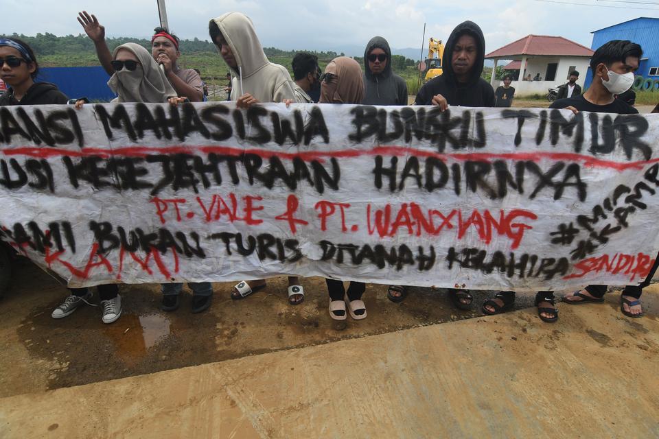 Pengunjuk rasa yang tergabung dalam Aliansi Mahasiswa Bungku Timur Bersatu membentangkan spanduk saat berunjuk rasa di depan smelter nikel PT Wanxiang di Bungku Timur, Morowali, Sulawesi Tengah, Rabu (31/1/2024).