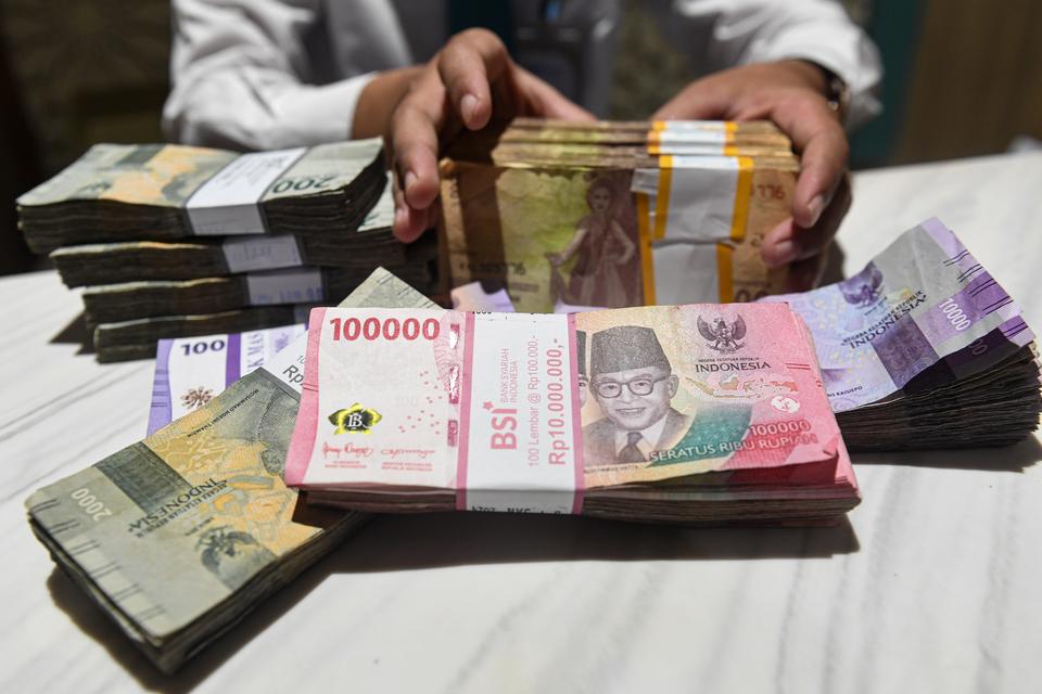 Petugas menyusun uang pecahan rupiah di Jakarta, Rabu (31/1/2024). Gubernur Bank Indonesia (BI) Perry Warjiyo memproyeksikan nilai tukar rupiah akan menguat di semester II 2024, hal tersebut didasari dari pertumbuhan ekonomi Indonesia yang menjadi salah s