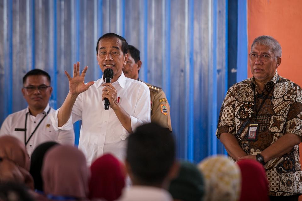 Presiden Joko Widodo didampingi Direktur Utama Perum Bulog Bayu Krisnamurthi (kanan) berbincang dengan warga penerima manfaat pada acara Penyaluran Bantuan Pangan Cadangan Beras Pemerintah di Gudang Bulog, Telukan, Sukoharjo, Jawa Tengah, Kamis (1/2/2024)