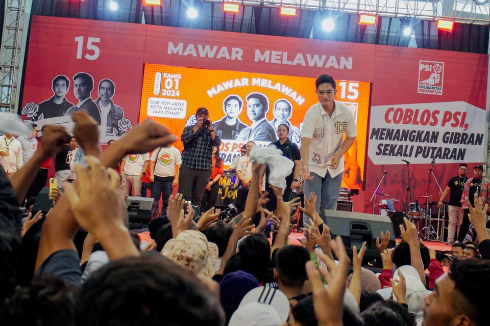 Ketua Umum Partai Solidaritas Indonesia (PSI) Kaesang Pangarep membagikan kaos saat kampanye di Malang, Jawa Timur, Kamis (1/2/2024). Dalam kegiatan tersebut Kaesang mengajak simpatisan untuk memenangkan Pemilu 2024 dengan memilih kader Partai PSI dan pas