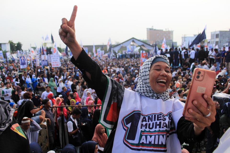 Relawan dan simpatisan mengenakan aksesoris saat mengikuti kampanye akbar Anies Baswedan di Lapangan Reformasi, Deli Sedang, Sumatera Utara, Kamis (1/2/2024). Selain mengajak memilihnya, Anies Baswedan juga mengajak masyarakat untuk mengawasi jalannya pen