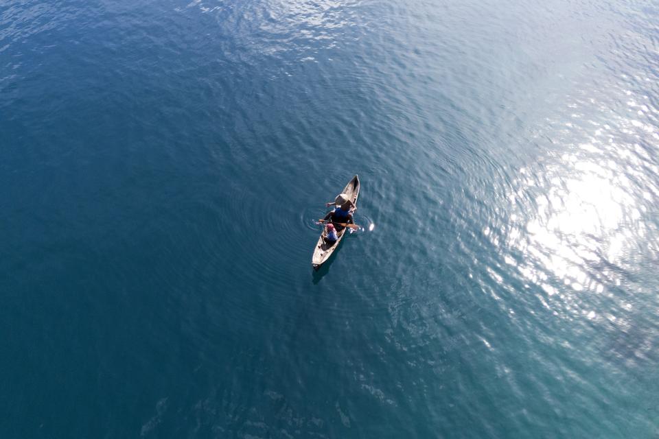 Nelayan mengunakan perahu saat mencari ikan di perairan Sambiki, Pulau Obi, Kabupaten Halmahera Selatan, Maluku Utara, Jumat (2/2/2024). Pulau Obi memiliki potensi ikan yang cukup tinggi dan menjadi salah satu sumber mata pencarian utama warga yang sebagi