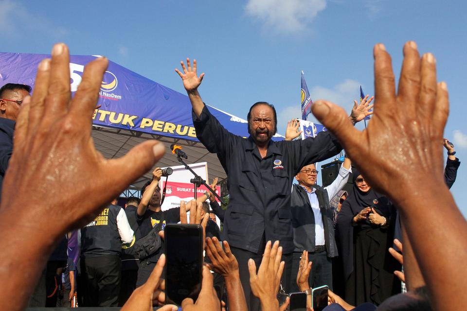 Ketua umum Partai Nasional Demokrat (NasDem) Surya Paloh menyapa simpatisan saat kampanye akbar di Lapangan Desa Batuphat Timur, Kecamatan Muara Satu, Lhokseumawe, Aceh, Jumat (2/2/2024). Surya Paloh mengajak kader dan simpatisan untuk memilih calon Leges