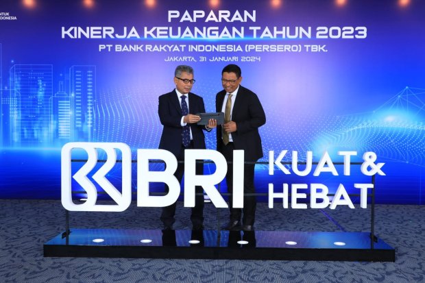 Direktur Utama BRI Sunarso (kiri) dalam paparan kinerja keuangan BRI full year 2023 di Jakarta (31/1).