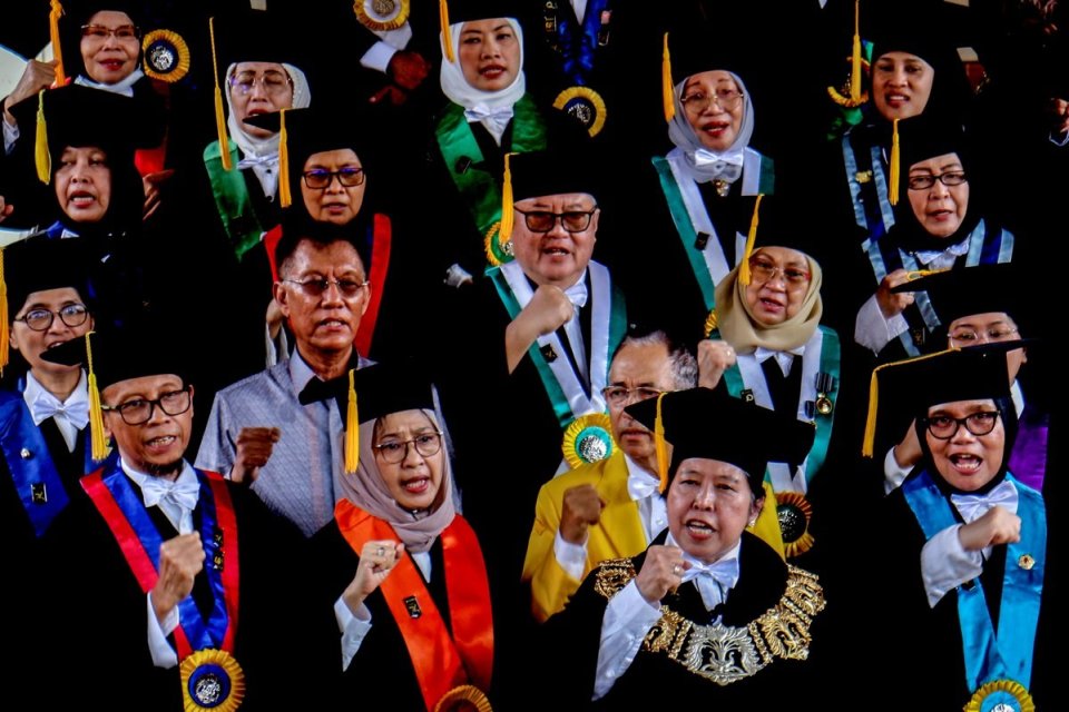 Ketua Dewan Guru Besar Universitas Indonesia (UI) Harkristuti Harkrisnowo (kedua kanan depan) serta sejumlah jajaran Sivitas Akademika UI saat menyampaikan deklarasi kebangsaan kampus perjuangan di Universitas Indonesia, Depok, Jawa Barat, Jumat (2/2/2024