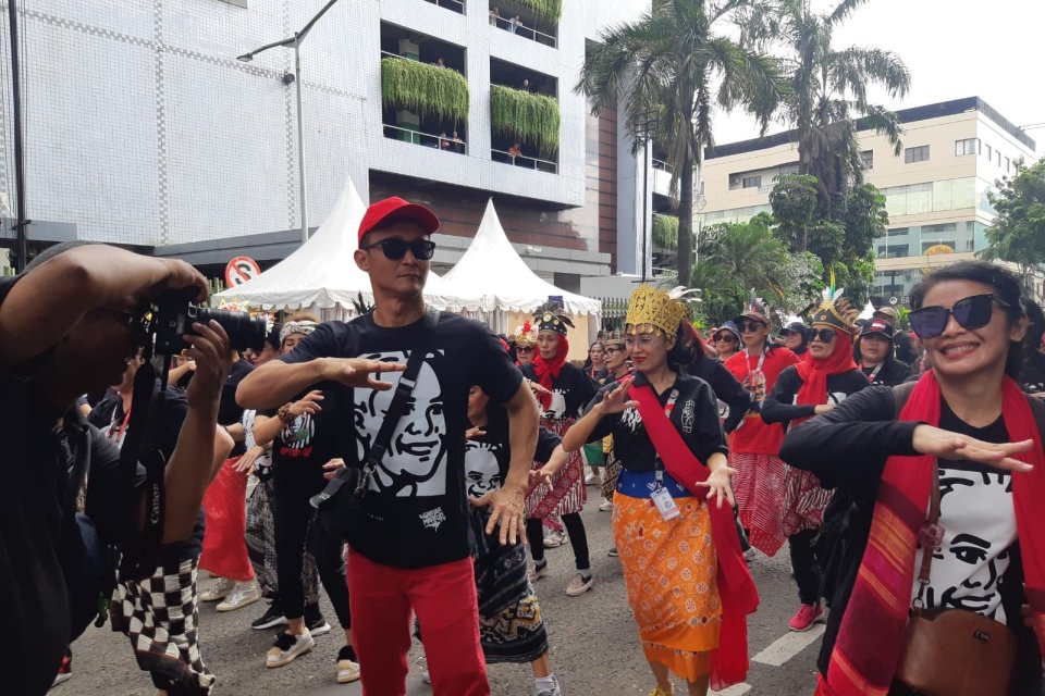 Relawan Ganjar - Mahfud menggelar flashmobe dalam acara Hajatan Rakyat yang digelar di kawasan Buliungan Jakarta Selatan, Jumat (2/1)
