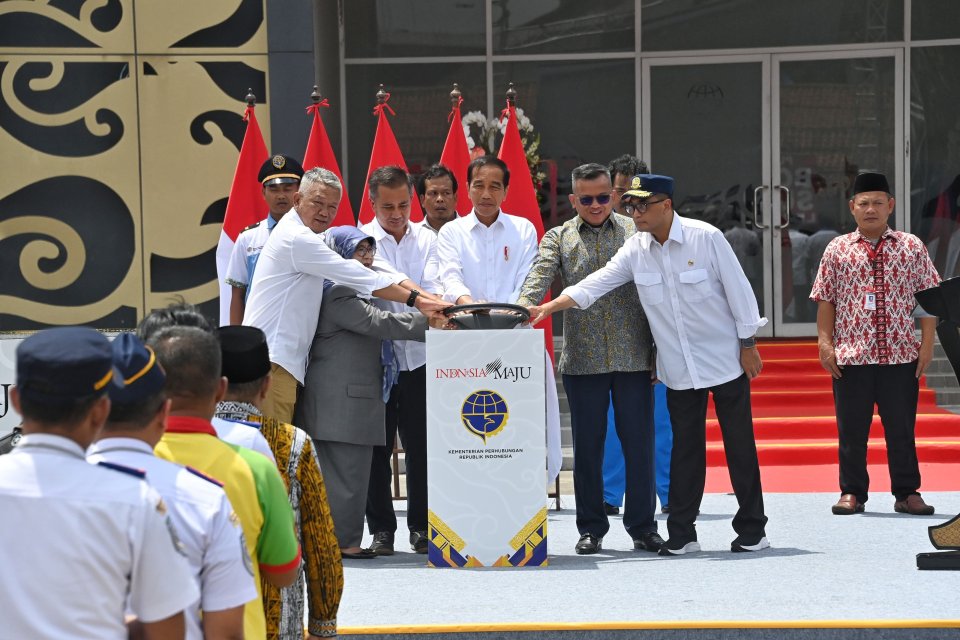 Presiden jokowi meresmikan dua terminal di Terminal Leuwipanjang, Bandung, Sabtu (3/2).