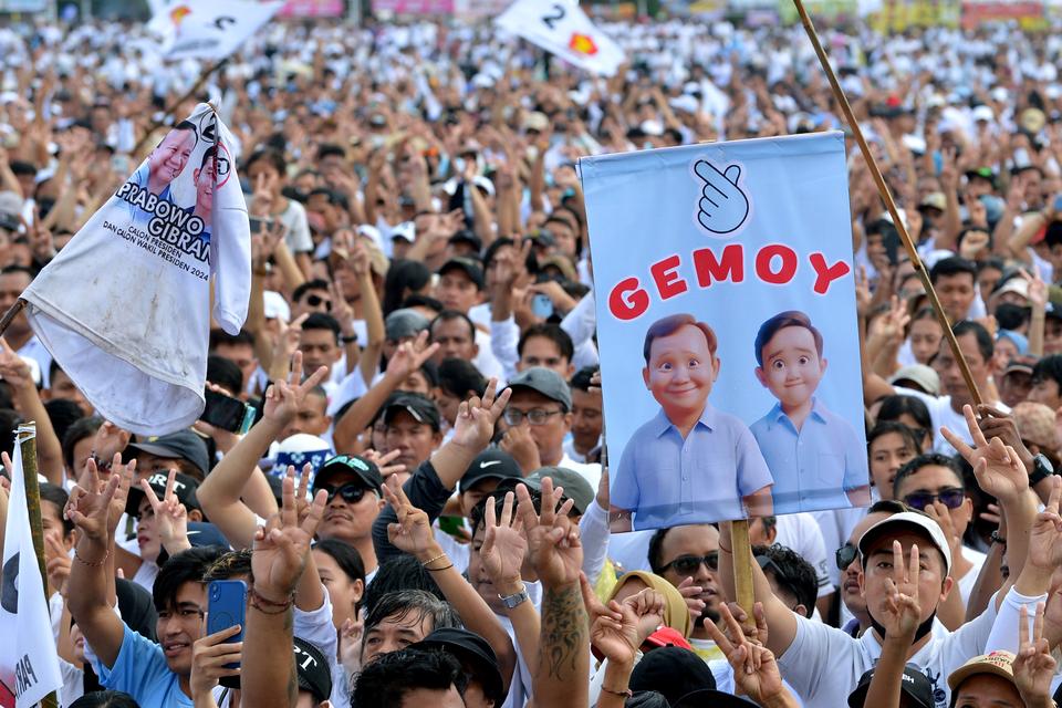 Warga meneriakkan yel-yel saat mengikuti rangkaian kegiatan Jalan Sehat Prabowo-Gibran 2 di Denpasar, Bali, Minggu (4/2/2024). 