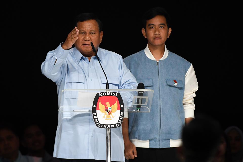Capres-cawapres nomor urut 2 Prabowo Subianto (kiri) dan Gibran Rakabuming Raka menyampaikan keterangan penutup dalam debat kelima Pilpres 2024 di Balai Sidang Jakarta Convention Center (JCC) Senayan, Jakarta, Minggu (4/2/2024). 