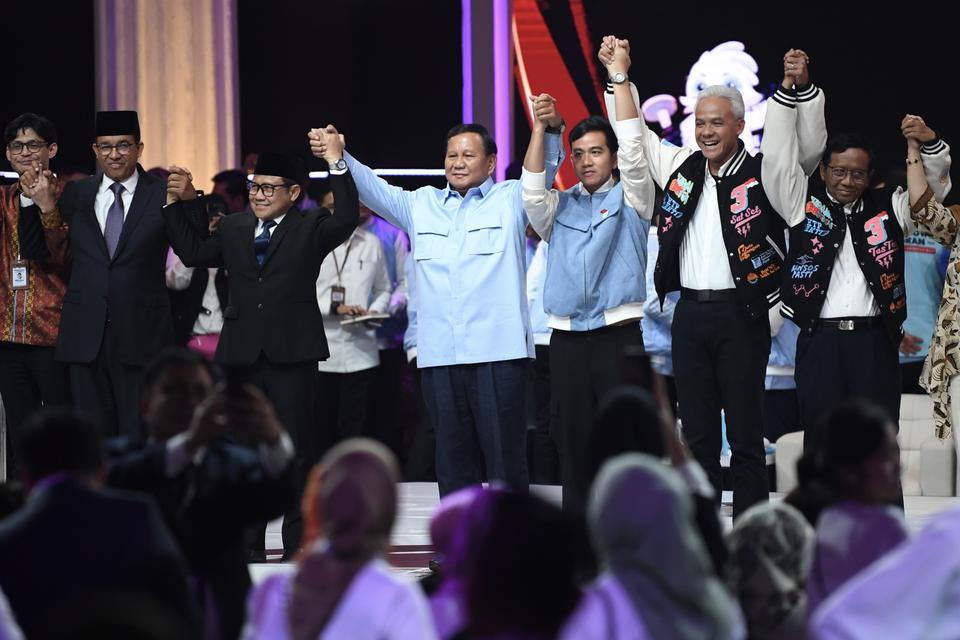 Capres-cawapres Anies - Muhaimin, Prabowo - Gibran, serta Ganjar - Mahfud saat penutupan Debat Kelima Pilpres 2024 di JCC, Senayan, Jakarta, Minggu (4/2/2024).