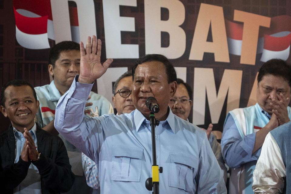 Calon presiden nomor urut 2 Prabowo Subianto (tengah) menyampaikan keterangan pers usai Debat Kelima Pilpres 2024 di Jakarta Convention Center (JCC), Senayan, Jakarta, Minggu (4/2/2024). 