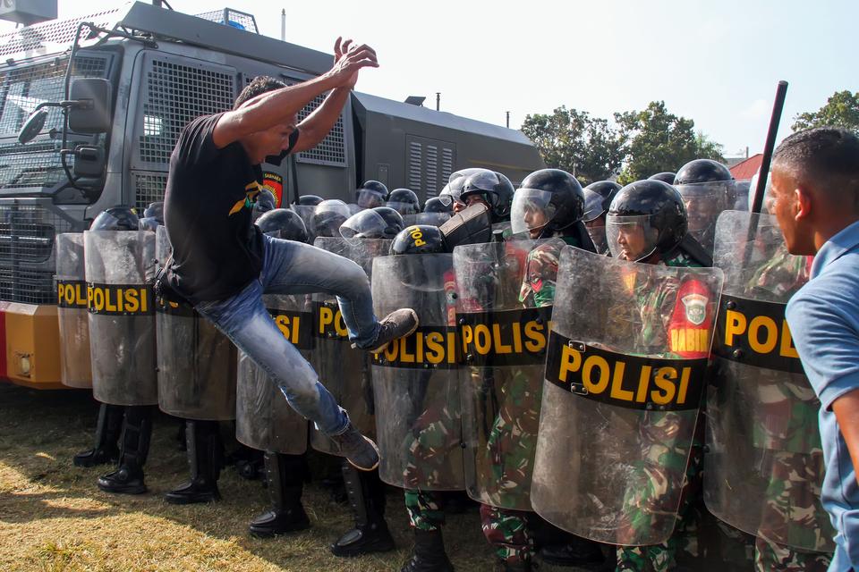 Personel gabungan TNI Korem 011 Lilawangsa dan Polisi Polres Lhokseumawe menghadang pengunjuk rasa anarkis saat Latihan Pengamanan Pemilu 2024 di Lhokseumawe, Aceh, Senin (5/2/2024). 