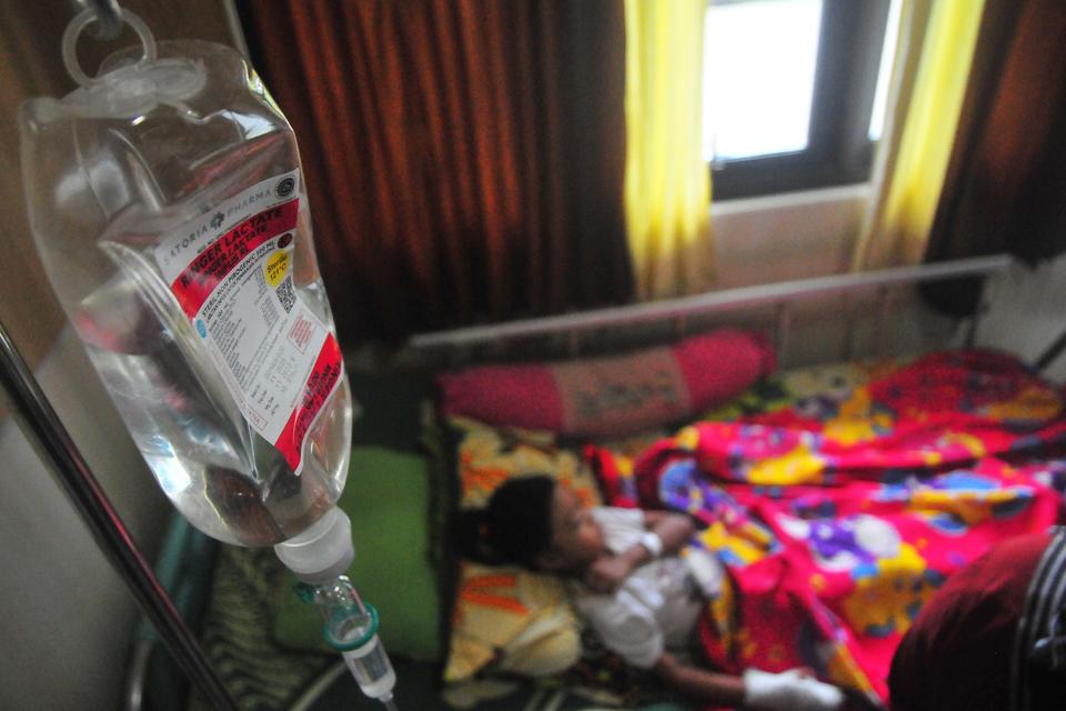 Pasien anak penderita demam berdarah dengue (DBD) menjalani perawatan di RSUD Loekmono Hadi, Kudus, Jawa Tengah, Senin (5/2/2024). Selama Januari 2024 sebanyak 55 pasien demam berdarah dengue (DBD) dirawat di rumah sakit tersebut atau mengalami kenaikan d