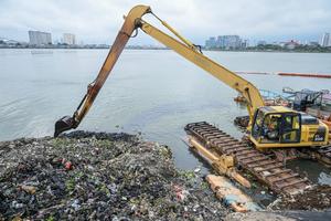 Pembersihan Waduk Pluit di Jakarta