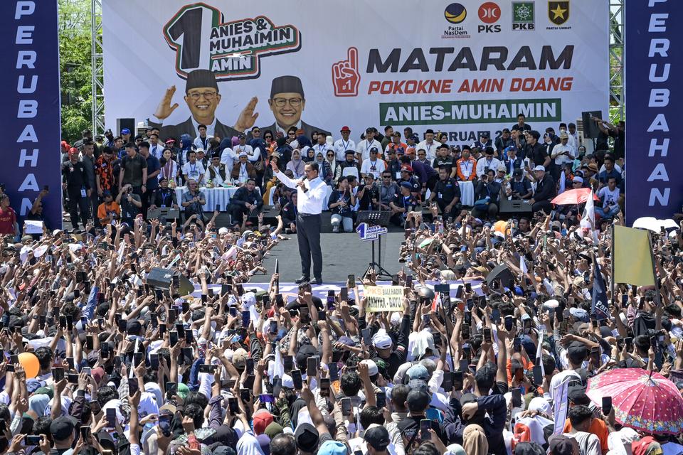 Calon presiden nomor urut 1 Anies Rasyid Baswedan (tengah) berorasi di depan pendukungnya saat kampanye terbuka di lapangan Karang Pule, Mataram, NTB, Selasa (6/2/2024). 