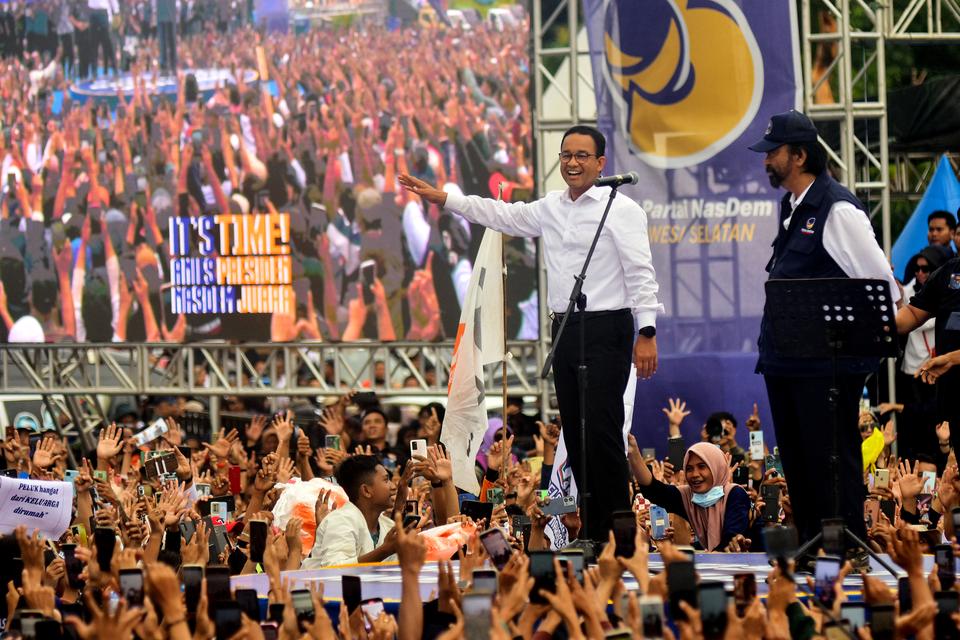Calon presiden nomor urut 1 Anies Rasyid Baswedan (kiri) bersama Ketua Umum Partai Nasdem Surya Paloh (kanan) memenghadiri kampanye akbar Partai Nasdem di Pare Pare, Sulawesi Selatan, Selasa (6/2/2024). 