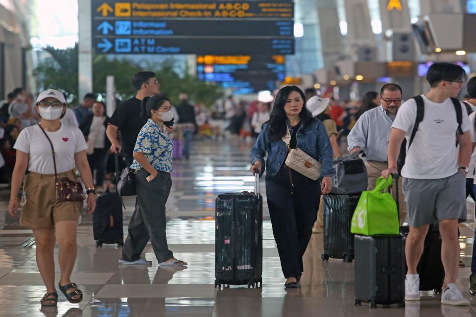 Calon penumpang pesawat berjalan di selasar Terminal 3 Bandara Soekarno-Hatta, Tangerang, Banten, Kamis (8/2/2024). 